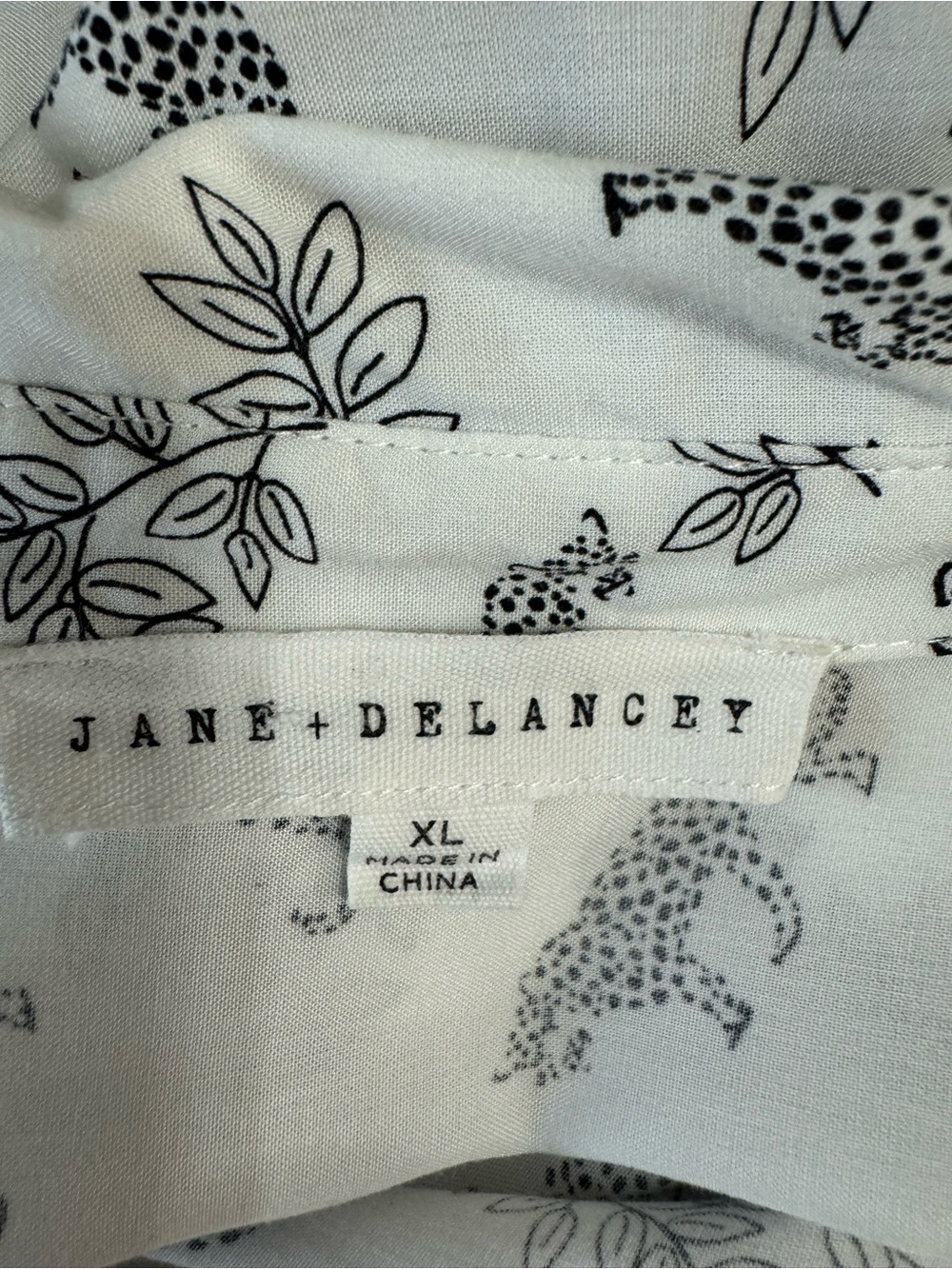 Jane & Delancey Button Up Shirt XL Novelty Leopards Botanical Euro Summer - Picture 4 of 7